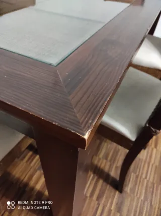 Mesa de comedor con sillas de mimbre
