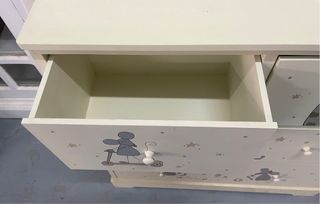 Cómoda infantil con dibujos de animales