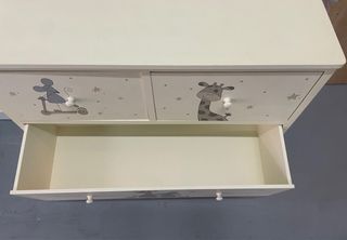 Cómoda infantil con dibujos de animales