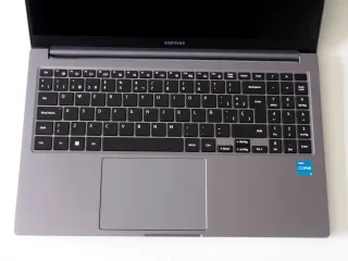 Portatile SAMSUNG GALAXY BOOK4 NP750XGJ-KH3ES, seminuovo, schermo perfetto senza graffi, grigio scuro, bellissimo. Include batteria e caricabatterie originali.