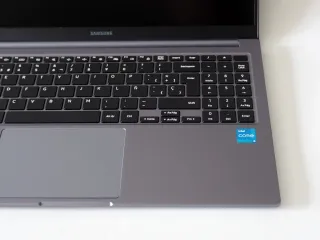 Portatile SAMSUNG GALAXY BOOK4 NP750XGJ-KH3ES, seminuovo, schermo perfetto senza graffi, grigio scuro, bellissimo. Include batteria e caricabatterie originali.