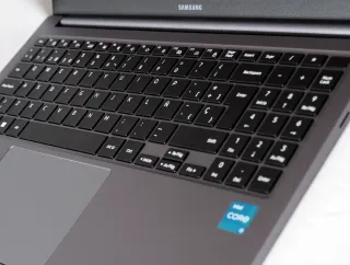 Portatile SAMSUNG GALAXY BOOK4 NP750XGJ-KH3ES, seminuovo, schermo perfetto senza graffi, grigio scuro, bellissimo. Include batteria e caricabatterie originali.
