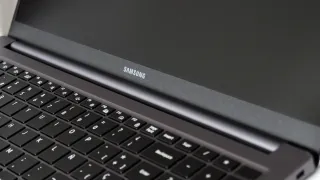 Portatile SAMSUNG GALAXY BOOK4 NP750XGJ-KH3ES, seminuovo, schermo perfetto senza graffi, grigio scuro, bellissimo. Include batteria e caricabatterie originali.