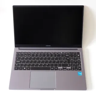 Portatile SAMSUNG GALAXY BOOK4 NP750XGJ-KH3ES, seminuovo, schermo perfetto senza graffi, grigio scuro, bellissimo. Include batteria e caricabatterie originali.