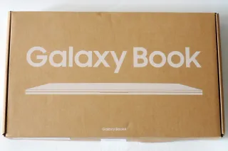 Portatile SAMSUNG GALAXY BOOK4 NP750XGJ-KH3ES, seminuovo, schermo perfetto senza graffi, grigio scuro, bellissimo. Include batteria e caricabatterie originali.