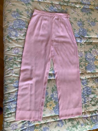 Elegante traje de verano: bolero y pantalón rosa