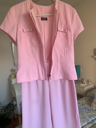Elegante traje de verano: bolero y pantalón rosa