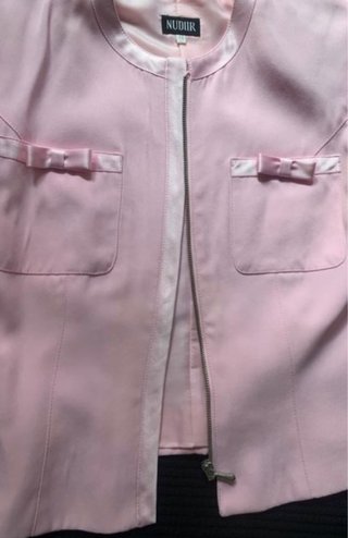 Elegante traje de verano: bolero y pantalón rosa