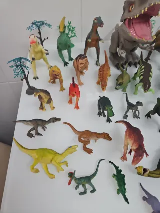 Lote de dinosaurios de juguete