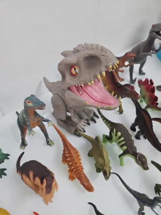 Lote de dinosaurios de juguete