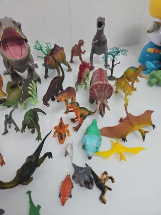 Lote de dinosaurios de juguete