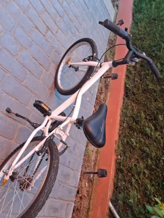 Bicicleta infantil blanca