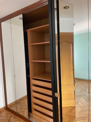 Armadio a muro con porte a specchio