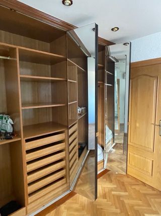 Armadio a muro con porte a specchio