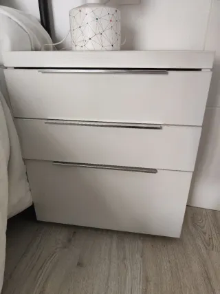 Armario blanco con mesillas a juego