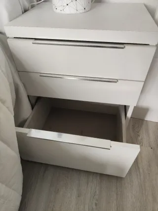 Armario blanco con mesillas a juego