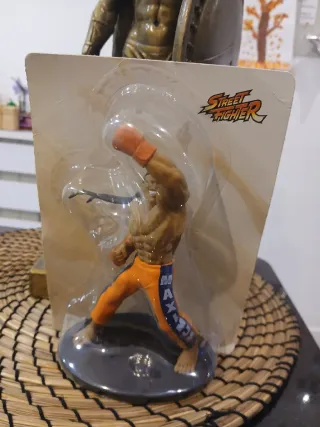 FIGURA STREET FIGHTER DEE JAY PRECINTADA