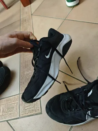 Scarpe Nike nere e bianche