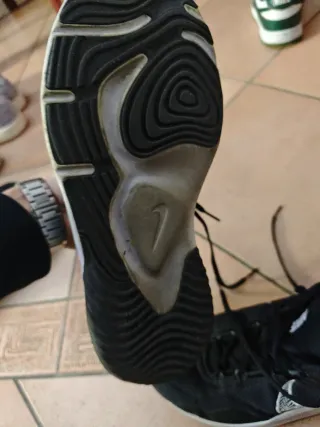 Scarpe Nike nere e bianche