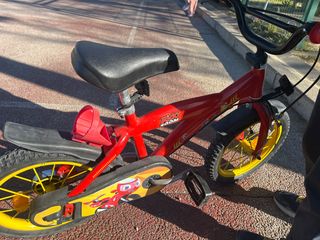 Bicicleta infantil roja