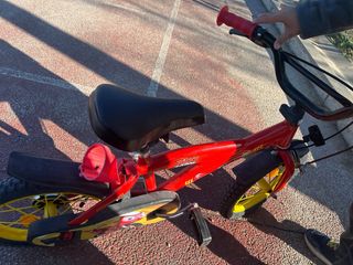 Bicicleta infantil roja