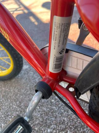 Bicicleta infantil roja