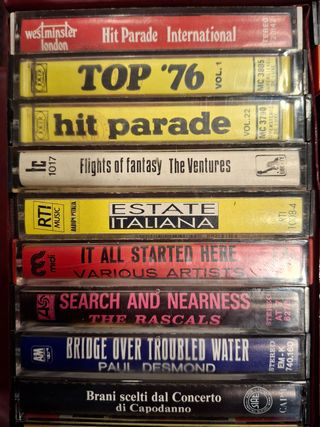 Blocco 50 audiocassette + Portacassette