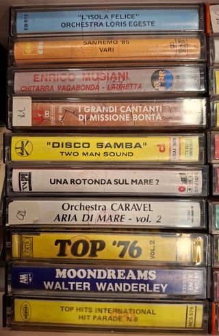 Blocco 50 audiocassette + Portacassette