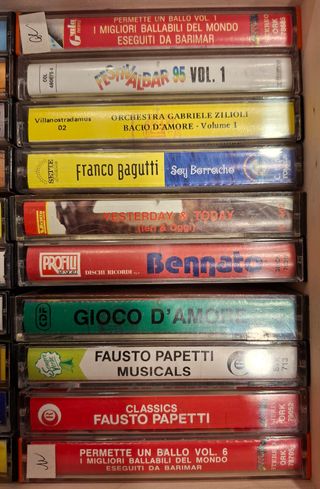 Blocco 50 audiocassette + Portacassette