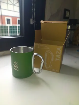Taza de montañismo con asa mosquetón
