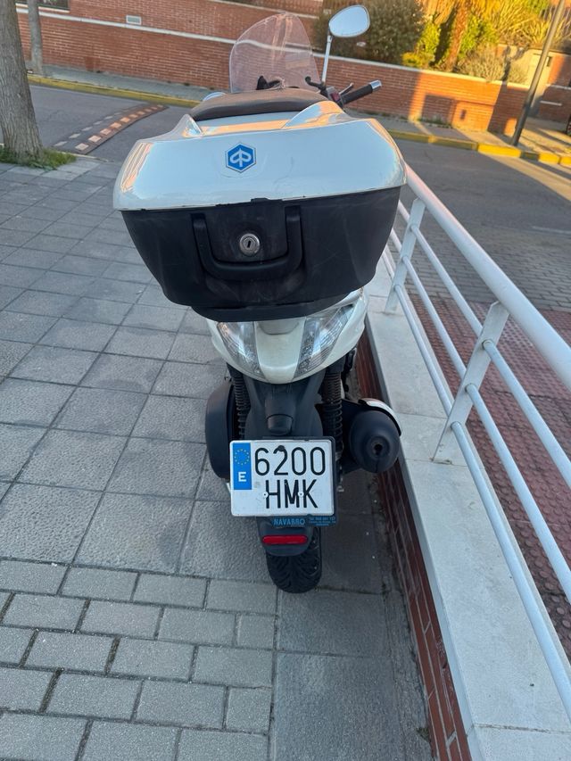 Piaggio Beverly 125 Maxi Scooter