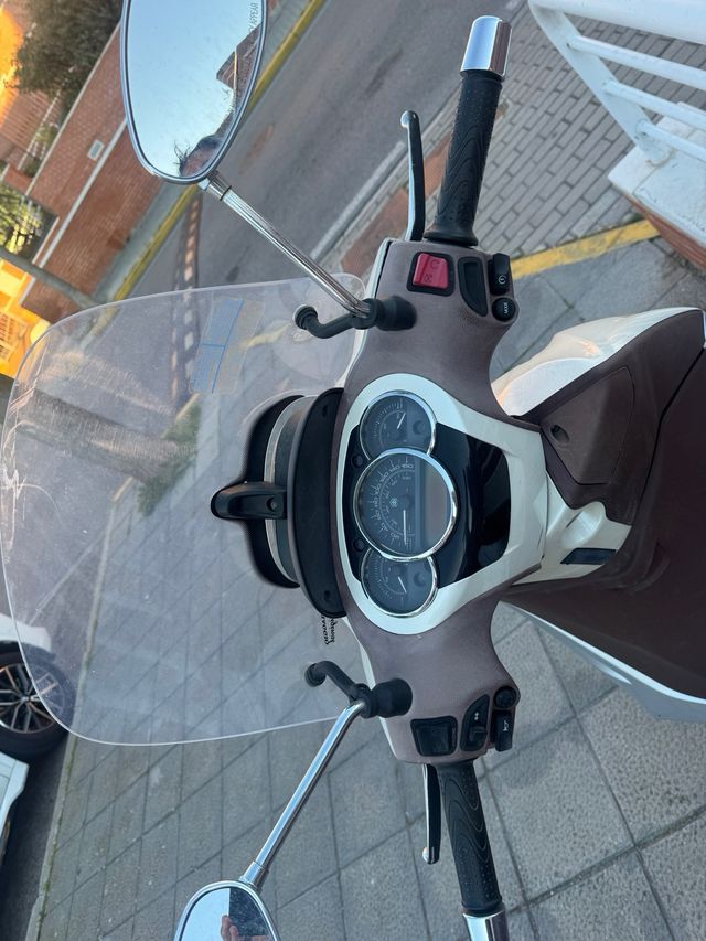 Piaggio Beverly 125 Maxi Scooter