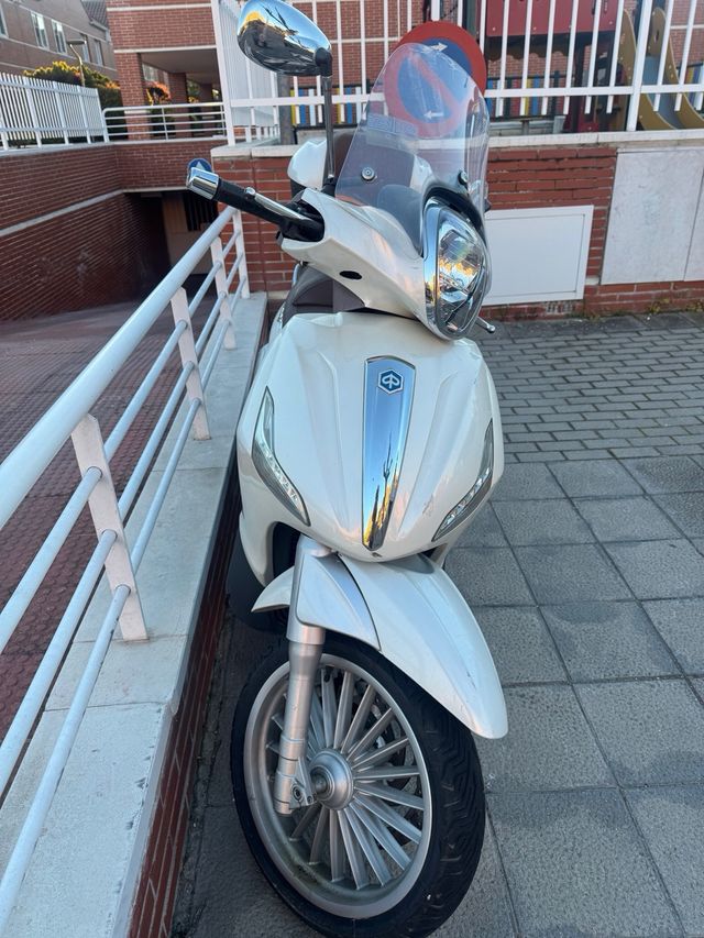 Piaggio Beverly 125 Maxi Scooter