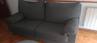 Sofá de tela gris