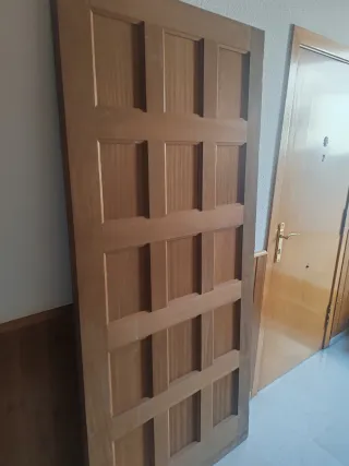 Puerta de madera maciza