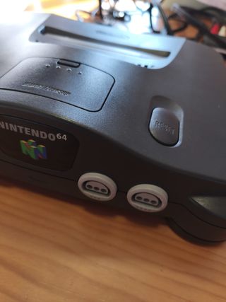 Consola Nintendo 64 gris con juego incluido