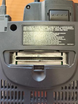 Consola Nintendo 64 gris con juego incluido