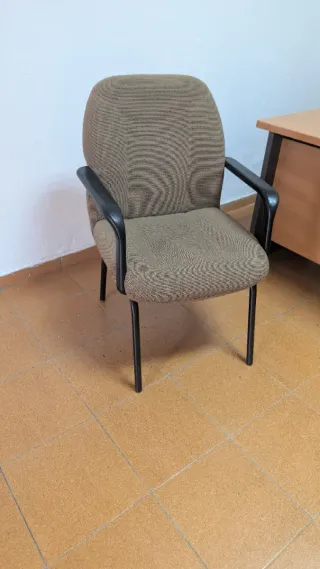 Mesa de oficina en L y 3 sillas