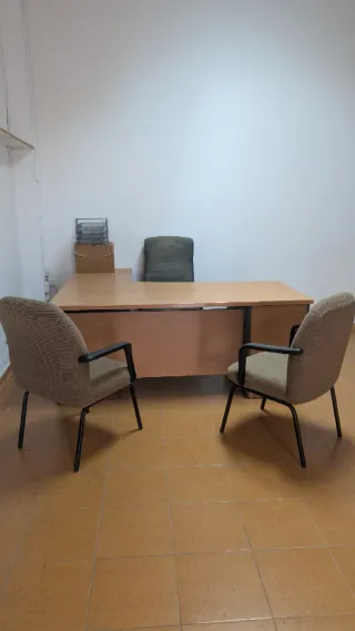 Mesa de oficina en L y 3 sillas