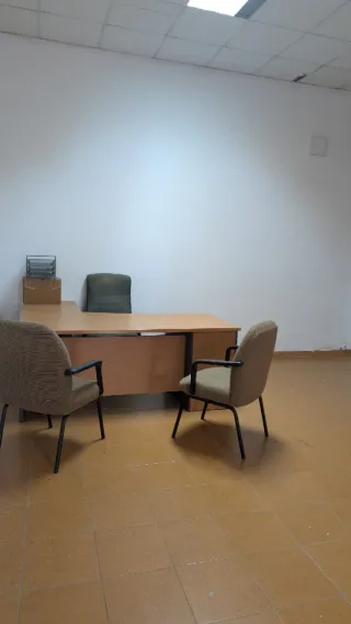 Mesa de oficina en L y 3 sillas