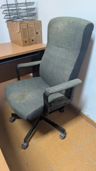 Mesa de oficina en L y 3 sillas