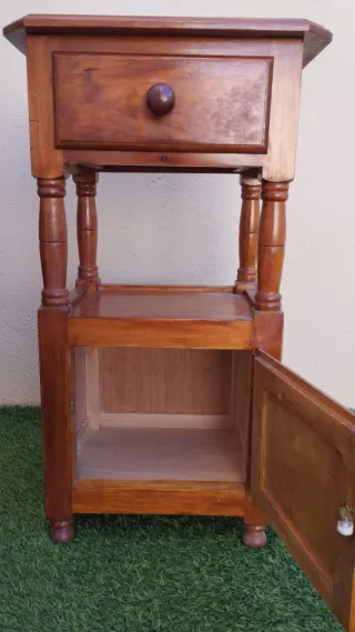 Mesilla de noche de madera marrón