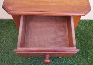 Mesilla de noche de madera marrón