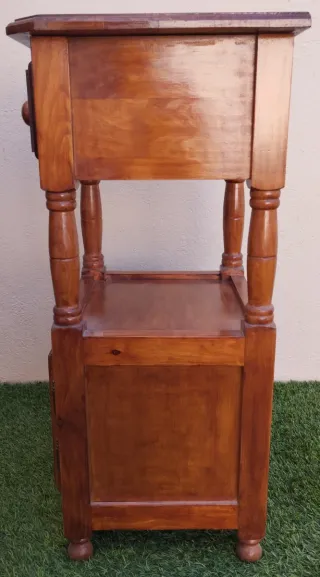 Mesilla de noche de madera marrón