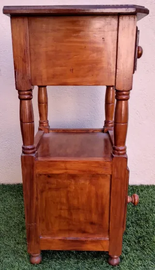 Mesilla de noche de madera marrón