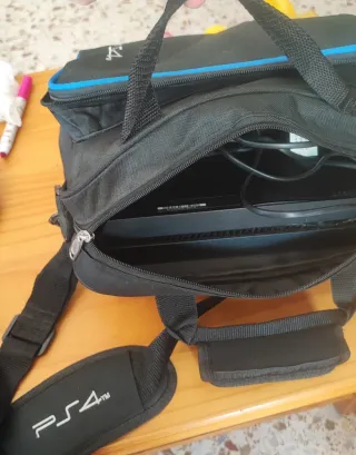 Consola PS4  + Bolso + 1 jueg y 3 mandos de regalo