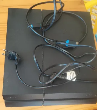 Consola PS4  + Bolso + 1 jueg y 3 mandos de regalo