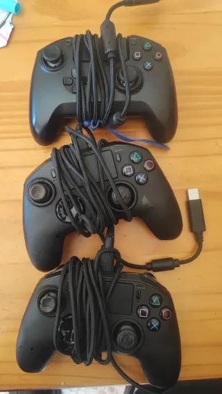 Consola PS4  + Bolso + 1 jueg y 3 mandos de regalo