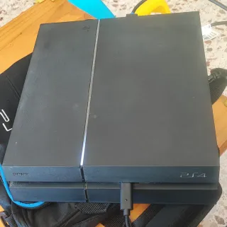Consola PS4  + Bolso + 1 jueg y 3 mandos de regalo