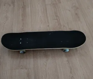 Monopatín con casco y protecciones